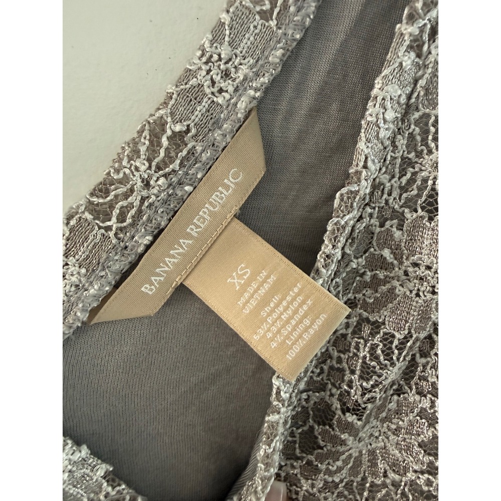 Banana Republic Silver Metallic Floral Lace V-Neck Sleeveless Top XS Grey Lining - Picture 3 of 3